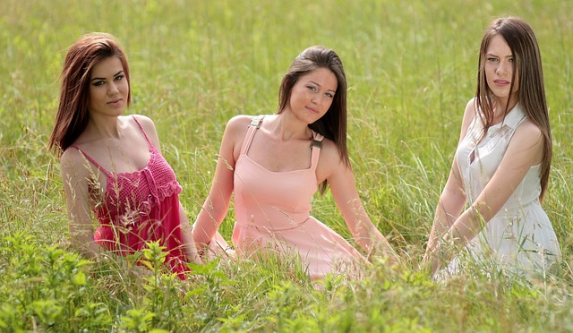 tři dívky v trávě
